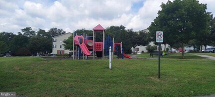 8089 Brookstone Ct in Severn, MD - Foto de edificio - Building Photo
