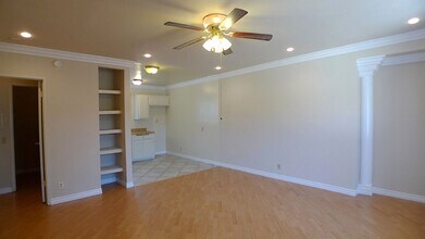 Villa Nuha in North Hollywood, CA - Foto de edificio - Building Photo