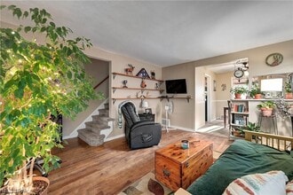 1501 E 248th St in Euclid, OH - Foto de edificio - Building Photo