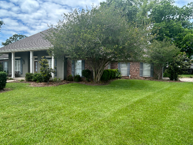 205 N Rushmore Ln in Youngsville, LA - Building Photo - Building Photo