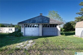 4299 Lanark Rd in Center Valley, PA - Foto de edificio - Building Photo