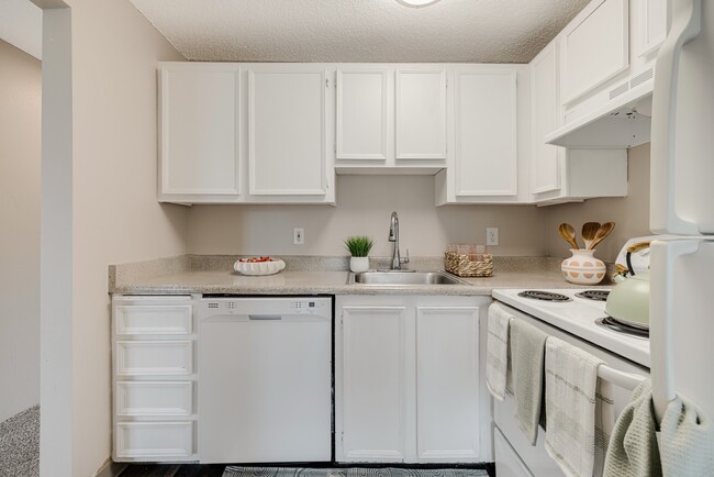 Moreland Place Apartments in Portland, OR - Building Photo - Building Photo