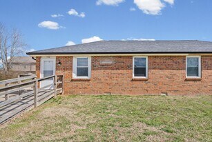 135 Tandy Dr in Clarksville, TN - Building Photo