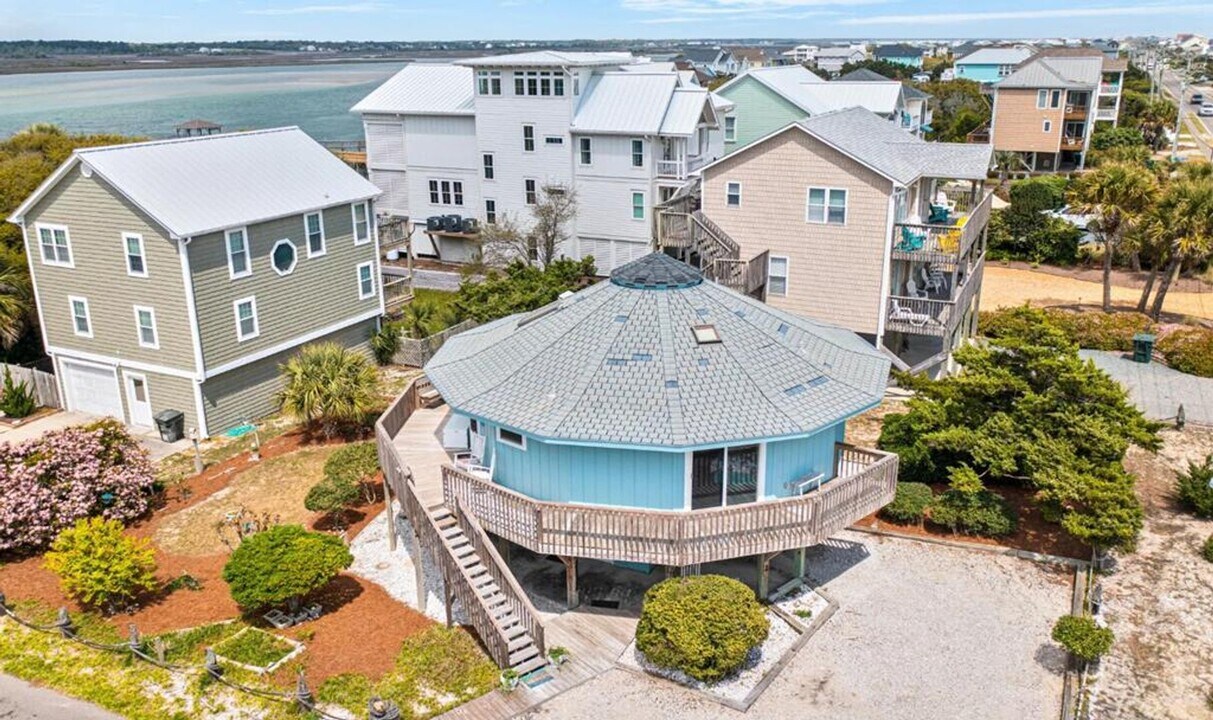 2 Banks Channel in Surf City, NC - Building Photo