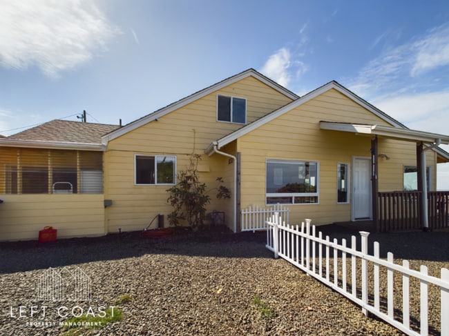 1033 NW Inlet Ave in Lincoln City, OR - Building Photo - Building Photo