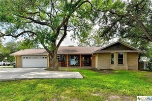 112 W Mimosa Cir in San Marcos, TX - Building Photo