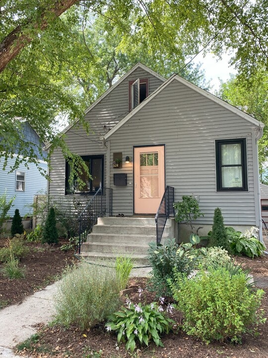 924 Clarence Ct in Madison, WI - Building Photo