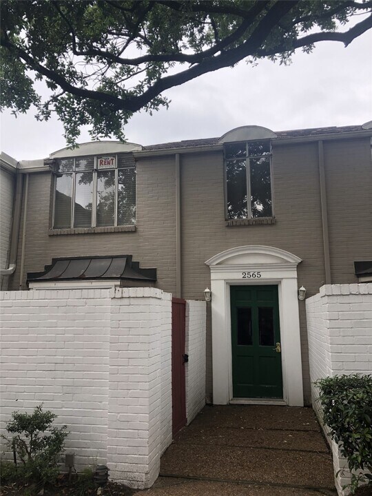 2565 Marilee Ln in Houston, TX - Building Photo