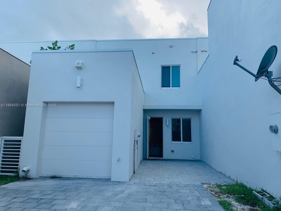 6671 NW 104th Ave in Doral, FL - Building Photo