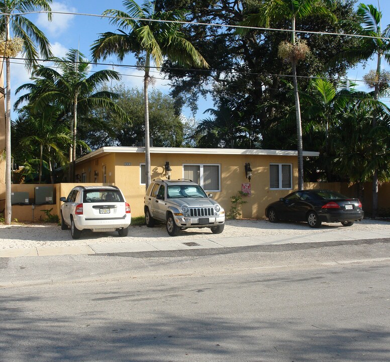 585 NE 66th St in Miami, FL - Foto de edificio