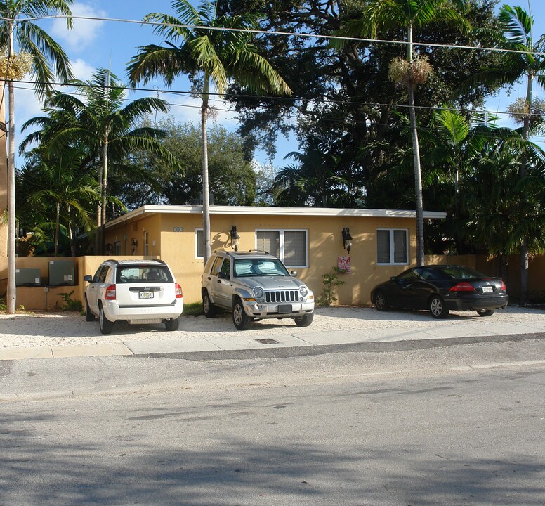 585 NE 66th St in Miami, FL - Building Photo