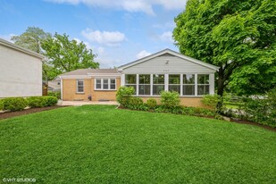 247 Washington Ave, Unit 2 in Highwood, IL - Building Photo
