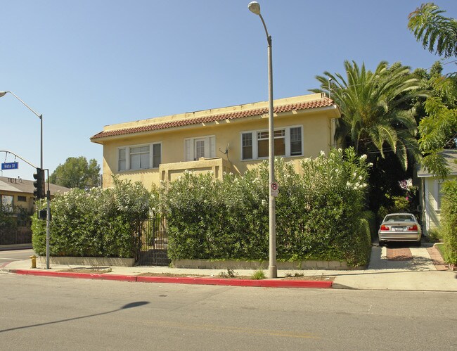 7401 Fountain Ave in Los Angeles, CA - Foto de edificio - Building Photo