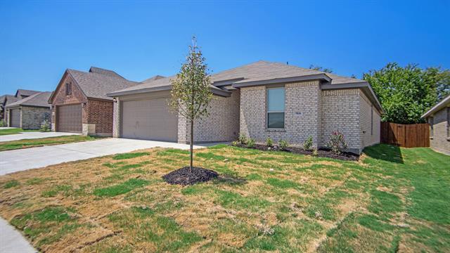 9816 Mescalbean Blvd in Crowley, TX - Building Photo