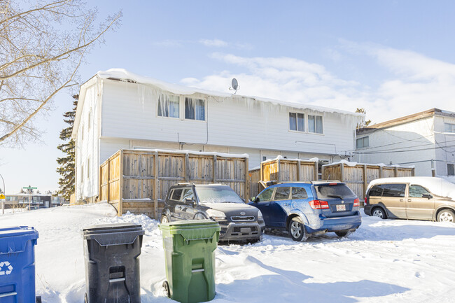 139 Huntington Park NW in Calgary, AB - Building Photo - Building Photo