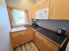 1836 Rebecca Ave in Hood River, OR - Building Photo - Building Photo