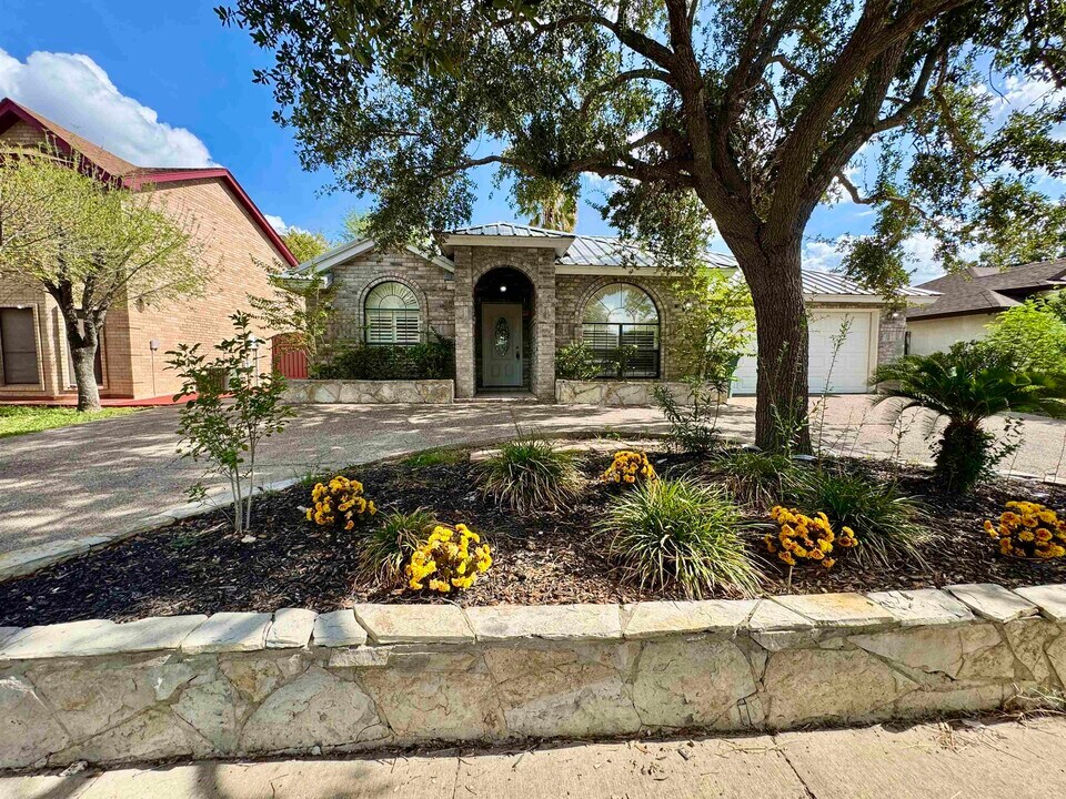 1913 Orange Blossom Loop in Laredo, TX - Building Photo