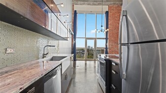 2000 Bagby St, Unit 7410 in Houston, TX - Building Photo