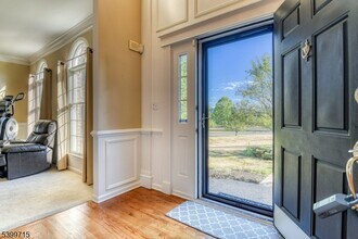 5 Hidden Valley Way in Franklin Township, NJ - Foto de edificio - Building Photo