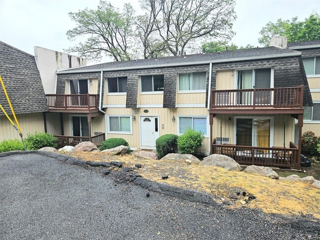 18 Pavilion Ridge Way in Suffern, NY - Building Photo - Building Photo