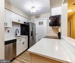 32 Buena Ct in Washington Township, NJ - Building Photo - Building Photo