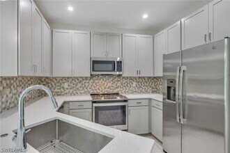 7501 Carnegie Way in Naples, FL - Building Photo - Building Photo