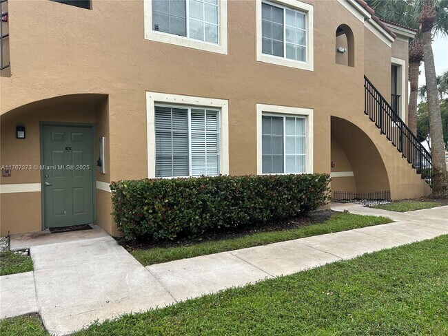 7920 N Nob Hill Rd in Tamarac, FL - Building Photo - Building Photo