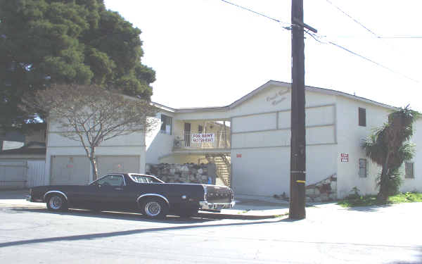 Crest Wood Manor in Long Beach, CA - Building Photo