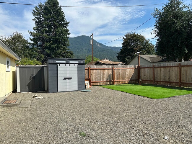 102 Main St E in Packwood, WA - Building Photo - Building Photo