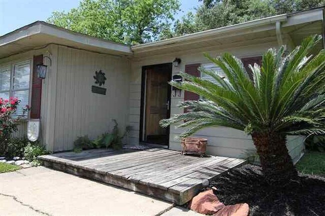 121 Seaman Dr in Silsbee, TX - Foto de edificio - Building Photo