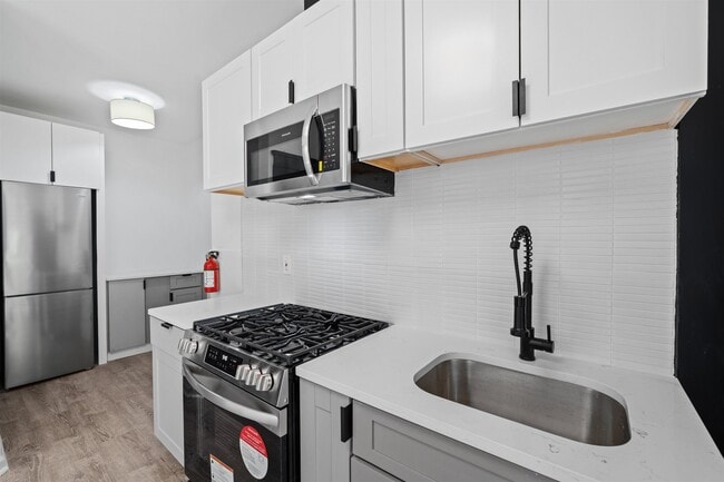 160 Garfield Ave in Jersey City, NJ - Building Photo - Building Photo