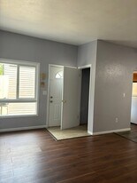 6809 N Frostwood Pkwy, Unit 48 in Peoria, IL - Building Photo