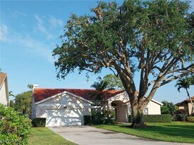 449 Dundee Ct in Naples, FL - Building Photo