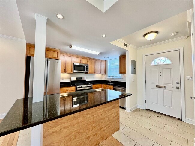 180 Thornton Rd, Unit 1 in Chestnut Hill, MA - Building Photo - Building Photo