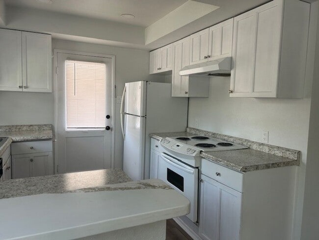 587 E Pine St in Bishop, CA - Foto de edificio - Building Photo