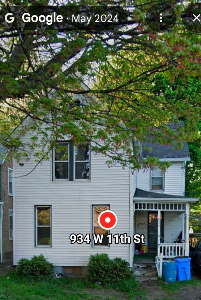 property at 934 W 11th St