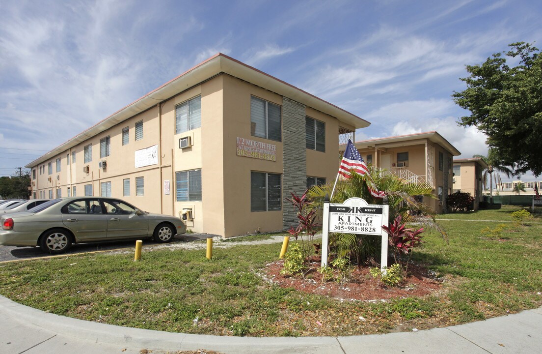 Beachway Apartments in North Miami, FL - Foto de edificio