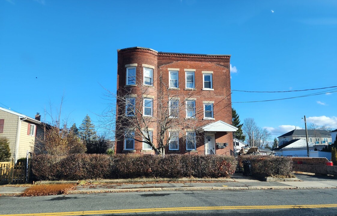 21 Dale St in Chicopee, MA - Building Photo