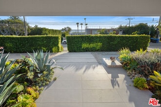 30479 Morning View Dr in Malibu, CA - Building Photo - Building Photo