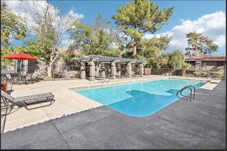 1750 Karen Ave in Las Vegas, NV - Building Photo - Building Photo