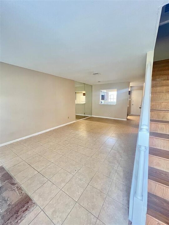 9901 Sharpcrest St in Houston, TX - Building Photo