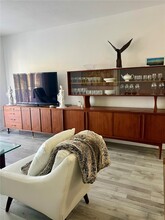 100 Edgewater Dr in Miami, FL - Building Photo - Building Photo