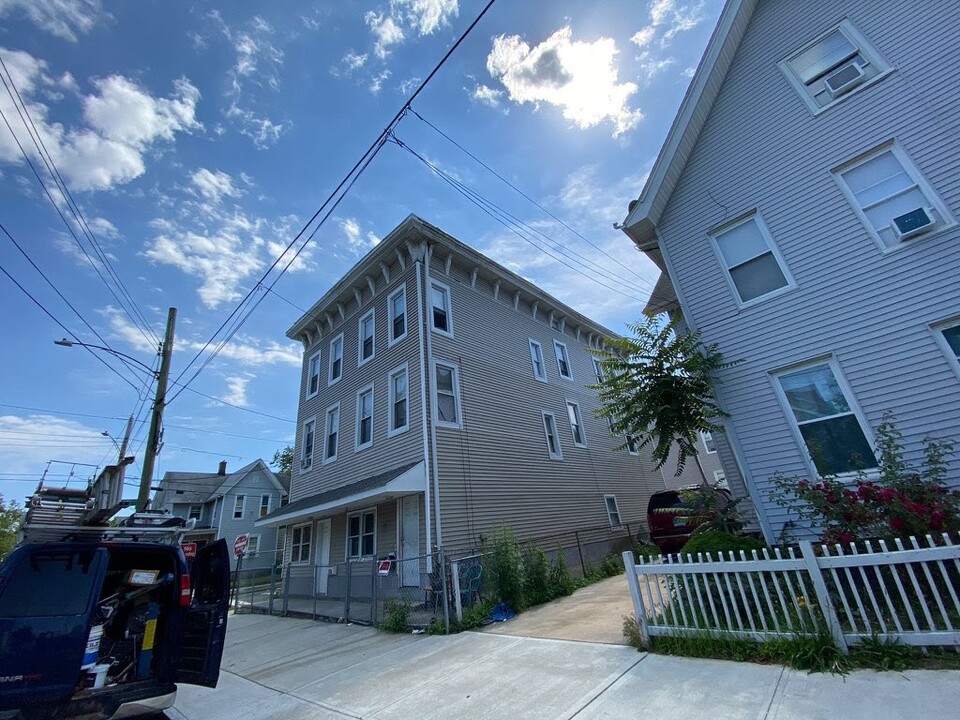 168 Lloyd St, Unit Second  floor in New Haven, CT - Foto de edificio