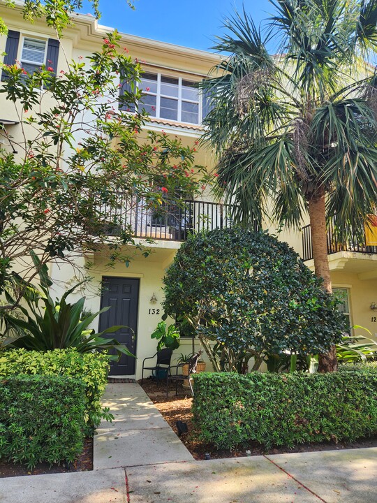 132 Regions Way in Jupiter, FL - Building Photo