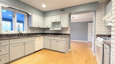 12 Oneida Ln in Hawthorn Woods, IL - Building Photo - Building Photo