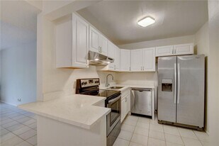 490 NW 20th St in Boca Raton, FL - Building Photo