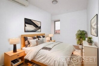 LUXURY 1 BED LOFT in Queens! in Queens, NY - Foto de edificio - Building Photo