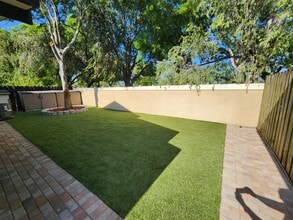 250 E Riverbend Dr in Sunrise, FL - Building Photo - Building Photo