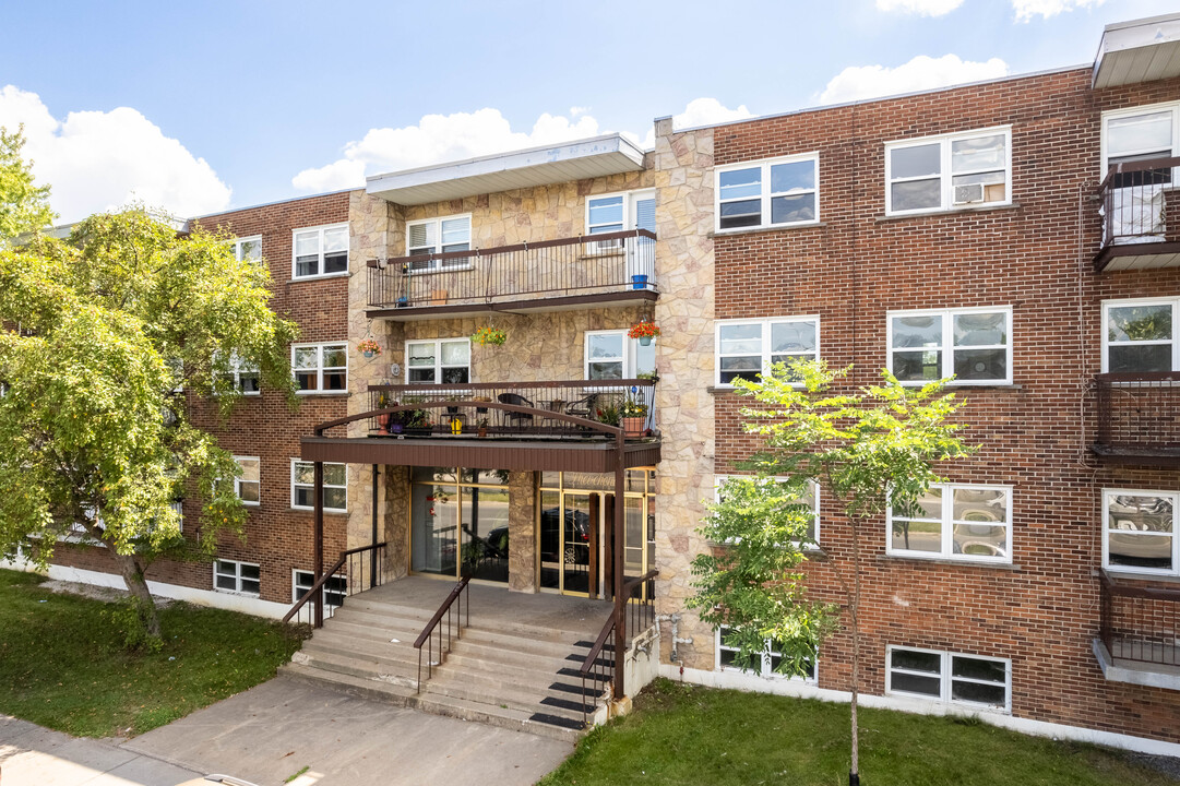 Habitations Shevchenko in Montréal, QC - Building Photo