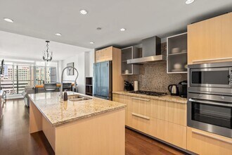 707 Courtney St in Victoria, BC - Building Photo - Building Photo